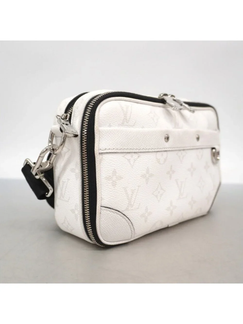 Louis Vuitton Shoulder Bag Taigarama Alpha Messenger Blanc